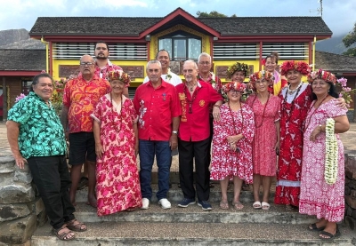 Les académiciens et leurs amis avant la cérémonie, devant la mairie de Ua Pou